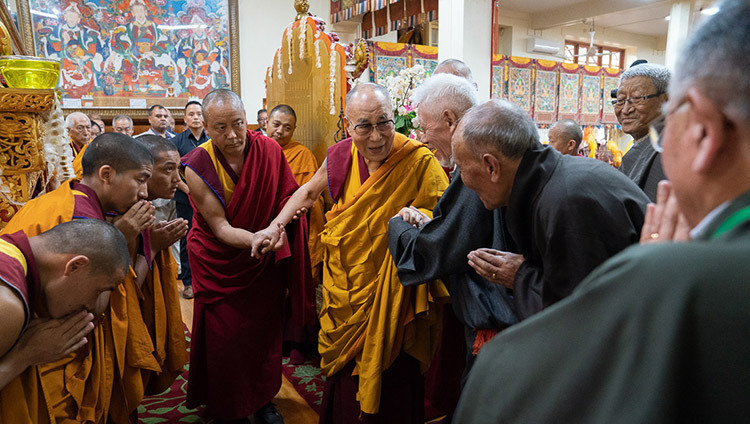 Thánh Đức Đạt Lai Lạt Ma chào các quan chức CTA đã nghỉ hưu khi Ngài quang lâm vào bên trong Chánh Điện của Chùa chính Tây Tạng ở Dharamsala, HP, Ấn Độ vào 5 tháng 7, 2019. Ảnh của Tenzin Choejor