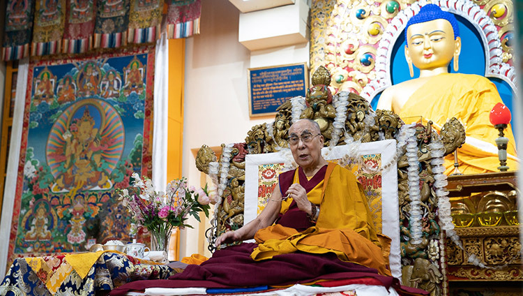 Thánh Đức Đạt Lai Lạt Ma phát biểu với Hội chúng trong buổi lễ Cúng dường Trường thọ tại Chùa Chính Tây Tạng ở Dharamsala, HP, Ấn Độ vào 5 tháng 7, 2019. Ảnh của Tenzin Choejor