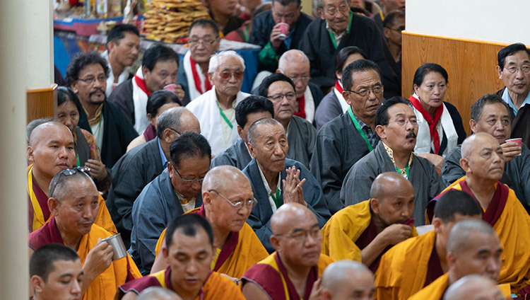 Nhân viên CTA đã nghỉ hưu đang lắng nghe Thánh Đức Đạt Lai Lạt Ma nói chuyện trong buổi lễ Cúng dường Trường thọ tại Chùa Chính Tây Tạng ở Dharamsala, HP, Ấn Độ vào 5 tháng 7, 2019. Ảnh của Tenzin Choejor