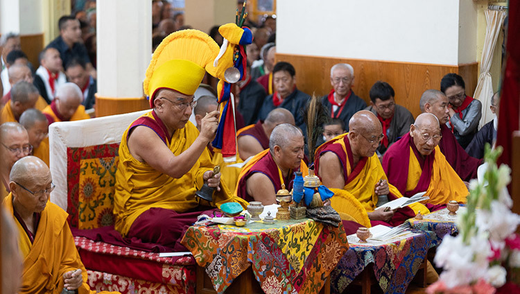 Vị Viện trưởng Tu viện Namgyal - Thamtog Rinpoche làm Chủ Sám cho buổi Lễ Cúng Dường Trường Thọ tại Chùa Chính Tây Tạng ở Dharamsala, HP, Ấn Độ vào 5 tháng 7, 2019. Ảnh của Tenzin Choejor