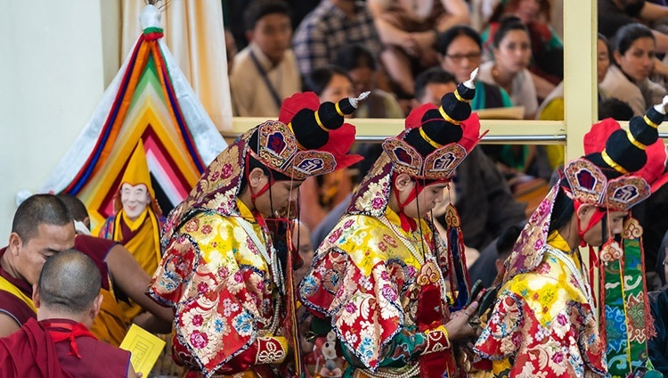 Chư Tăng Namgyal trong trang phục truyền thống đang thực hiện nghi lễ trong Lễ cúng dường Trường thọ lên Thánh Đức Đạt Lai Lạt Ma tại Chùa Tây Tạng Chính ở Dharamsala, HP, Ấn Độ vào 5 tháng 7, 2019. Ảnh của Tenzin Choejor