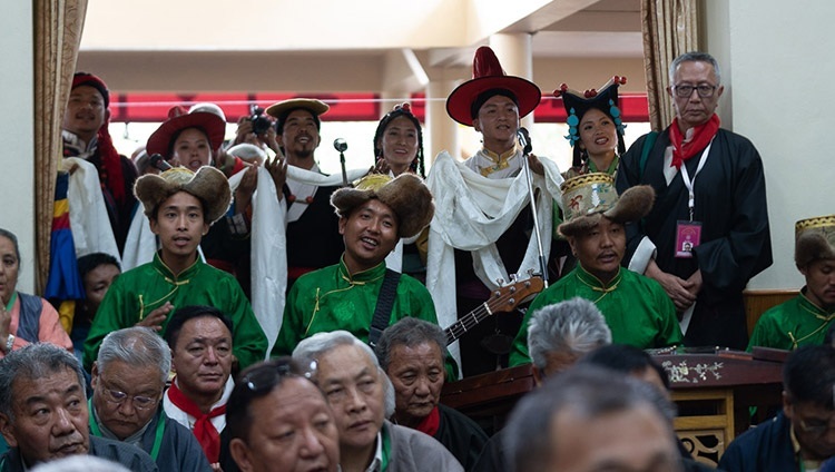 Các thành viên của Viện biểu diễn Nghệ thuật Tây Tạng trình diễn một bài hát về sự cảm kích và ca ngợi vào cuối buổi lễ cúng dường Trường Thọ cho Đức Đạt Lai Lạt Ma tại Chùa Tây Tạng Chính ở Dharamsala, HP, Ấn Độ vào 5 tháng 7, 2019. Ảnh của Tenzin Choejor