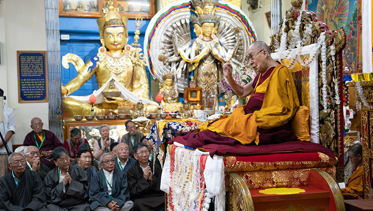 Thánh Đức Đạt Lai Lạt Ma nói chuyện vào lúc gần kết thúc buổi lễ cúng dường Trường thọ tại Chùa Chính Tây Tạng ở Dharamsala, HP, Ấn Độ vào 5 tháng 7, 2019. Ảnh của Tenzin Choejor