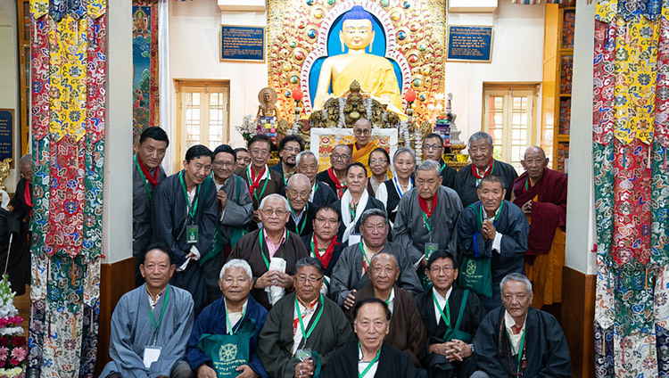 Thánh Đức Đạt Lai Lạt Ma chụp ảnh với các cựu quan chức CTA vào lúc kết thúc buổi lễ cúng dường Trường Thọ tại Chùa Chính Tây Tạng ở Dharamsala, HP, Ấn Độ vào 5 tháng 7, 2019. Ảnh của Tenzin Choejor