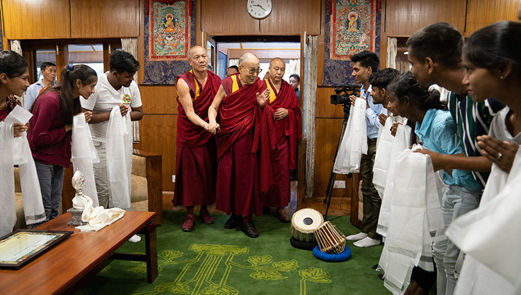 Thánh Đức Đạt Lai Lạt Ma quang lâm đến tham dự cuộc gặp gỡ với các đại diện cộng đồng, nhân viên và học sinh của Tong-Len tại Dinh thự của Ngài ở Dharamsala, HP, Ấn Độ vào 7 tháng 7, 2019. Ảnh của Tenzin Choejor