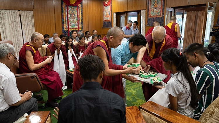 Thánh Đức Đạt Lai Lạt Ma chia sẻ chiếc bánh sinh nhật của Ngài với các Đại diện cộng đồng, nhân viên và học sinh của Tong-Len trong cuộc gặp gỡ tại dinh thự của Ngài ở Dharamsala, HP, Ấn Độ vào 7 tháng 7, 2019. Ảnh của Tenzin Choejor