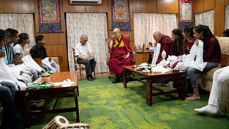 Thánh Đức Đạt Lai Lạt Ma nói chuyện với các đại diện của cộng đồng, nhân viên và học sinh của Tong-Len trong cuộc gặp gỡ tại Dinh thự của Ngài ở Dharamsala, HP, Ấn Độ vào 7 tháng 7, 2019. Ảnh của Tenzin Choejor