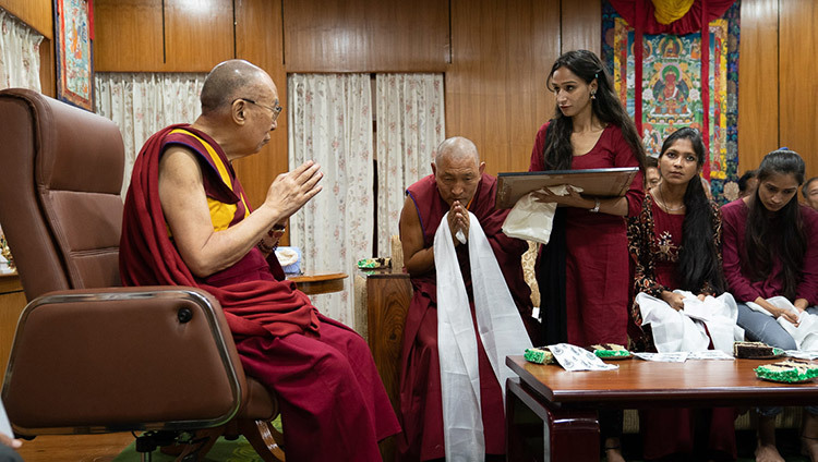 Một đại diện của sinh viên cao cấp đã đọc một bản tri ân trước khi dâng lên cho Thánh Đức Đạt Lai Lạt Ma trong cuộc gặp gỡ của họ tại dinh thự của Ngài ở Dharamsala, HP, Ấn Độ vào 7 tháng 7, 2019. Ảnh của Tenzin Choejor
