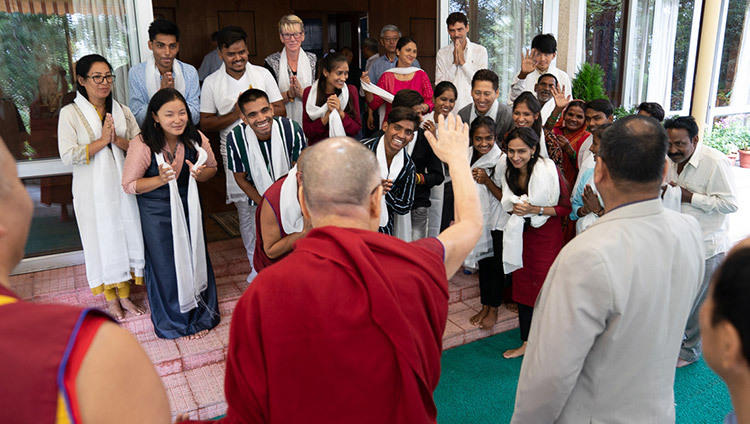 Thánh Đức Đạt Lai Lạt Ma vẫy tay chào tạm biệt sau cuộc gặp gỡ với các đại diện cộng đồng, nhân viên và học sinh của Tong-Len tại dinh thự của Ngài ở Dharamsala, HP, Ấn Độ vào 7 tháng 7, 2019. Ảnh của Tenzin Choejor