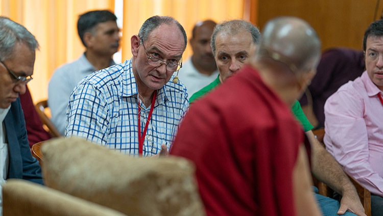 Người điều hành Scott Webster tổng hợp lại các phiên trước của hội nghị về “Giáo dục con người trong thiên niên kỷ thứ ba” cho Thánh Đức Đạt Lai Lạt Ma và các quan sát viên tại Dinh thự của Ngài ở Dharamsala, HP, Ấn Độ vào 8 tháng 7, 2019. Ảnh của Tenzin Choejor