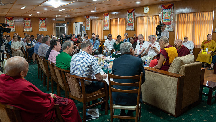 Thánh Đức Đạt Lai Lạt Ma nói chuyện với các nhà giáo dục tham gia hội nghị về “Giáo dục con người trong thiên niên kỷ thứ ba” trong cuộc gặp gỡ của họ tại Dinh thự của Ngài ở Dharamsala, HP, Ấn Độ vào 8 tháng 7, 2019.