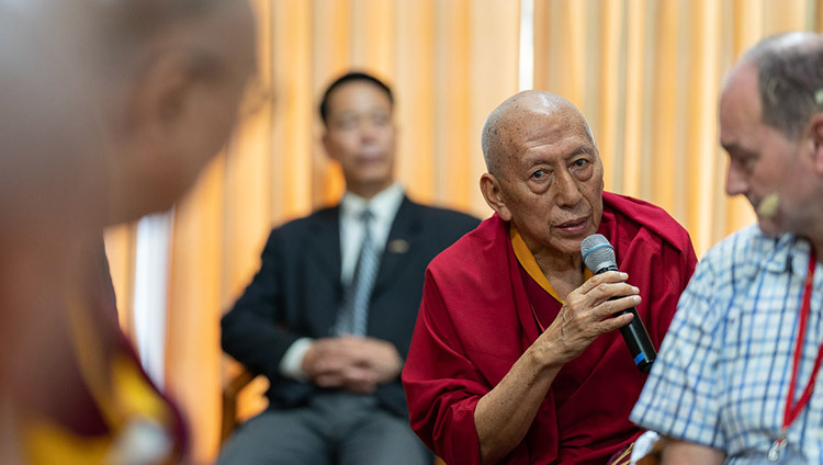 Hoà thượng Samdhong Rinpoche nói về khóa đào tạo giáo viên sắp tới kết hợp với Đại học Dharamsala trong cuộc gặp gỡ với những người tham gia hội nghị về “Giáo dục con người trong thiên niên kỷ thứ ba” tại dinh thự của Thánh Đức Đạt Lai Lạt Ma ở Dharamsala, HP, Ấn Độ vào 8 tháng 7, 2019. Ảnh: Tenzin Choejor