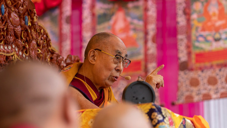 Thánh Đức Đạt Lai Lạt Ma nói chuyện trong ngày đầu tiên giảng dạy tại Manali, HP, Ấn Độ vào 13 tháng 8, 2019. Ảnh của Tenzin Choejor