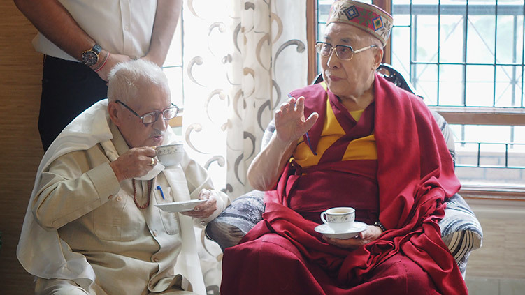 Thánh Đức Đạt Lai Lạt Ma dừng lại để cùng với một người bạn cũ uống trà tại nhà của ông ở Mandi trên đường đến Manali, HP, Ấn Độ vào 10 tháng 8, 2019. Ảnh của Jeremy Russell