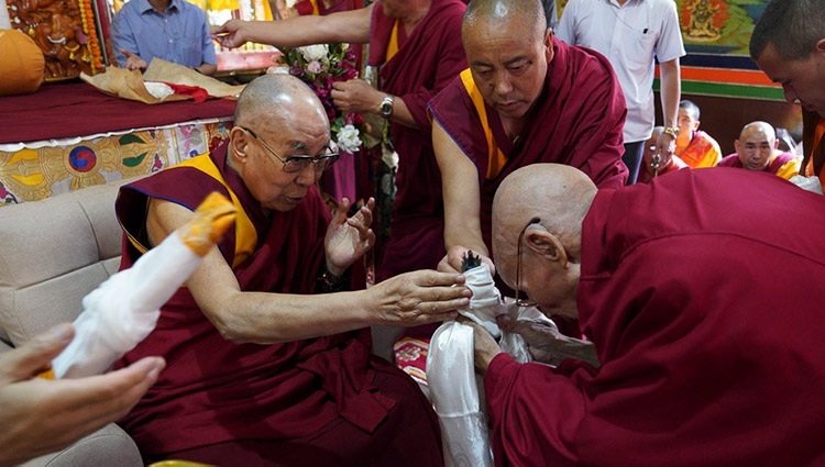 Viện trưởng của Tu viện Ön Ngari, Gomang Khensur Lobsang Samten, cúng dường truyền thống cho Thánh Đức Đạt Lai Lạt Ma trong nghi lễ cung đón tại Tu viện ở Manali, HP, Ấn Độ vào 10 tháng 8, 2019. Ảnh của Lobsang Tsering