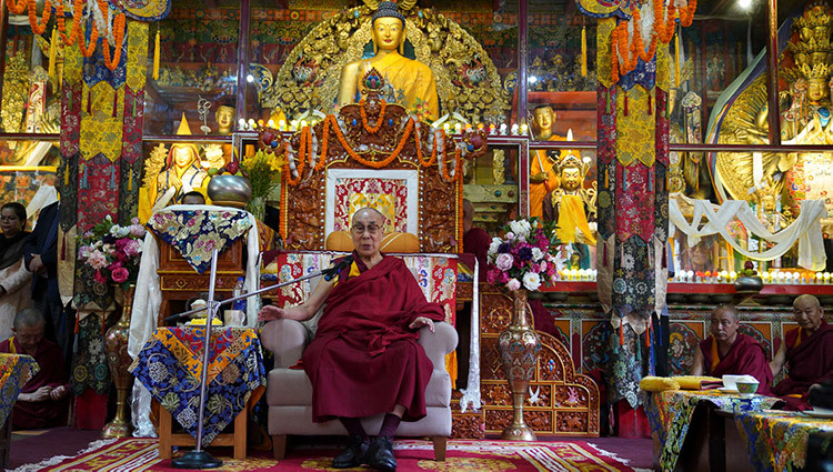 Thánh Đức Đạt Lai Lạt Ma nói chuyện tại Tu viện Ön Ngari trong buổi lễ để đánh dấu kỷ niệm việc Ngài đến Manali, HP, Ấn Độ vào 10 tháng 8, 2019. Ảnh của Lobsang Tsering