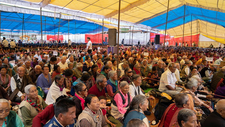 Quang cảnh đám đông hơn 5000 người tham dự ngày Pháp hội đầu tiên của Thánh Đức Đạt Lai Lạt Ma ở Manali, HP, Ấn Độ vào 13 tháng 8, 2019. Ảnh của Tenzin Choejor