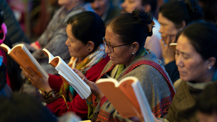 Các thành viên của khán giả theo dõi bản Kinh văn vào ngày Pháp Hội cuối cùng của Thánh Đức Đạt Lai Lạt Ma ở Manali, HP, Ấn Độ vào 18 tháng 8, 2019. Ảnh của Tenzin Choejor