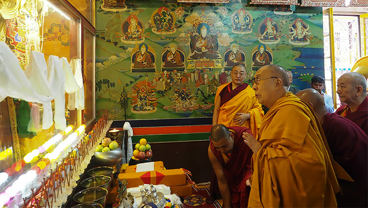 Thánh Đức Đạt Lai Lạt Ma tỏ lòng kính trọng trước các bức tượng của Đức Phật và Đức Quán Thế Âm trước khi an toạ trên Pháp Toà của Tu Viện Ön Ngari ở Manali, HP, Ấn Độ vào 23 tháng 8, 2019. Ảnh của Jeremy Russell