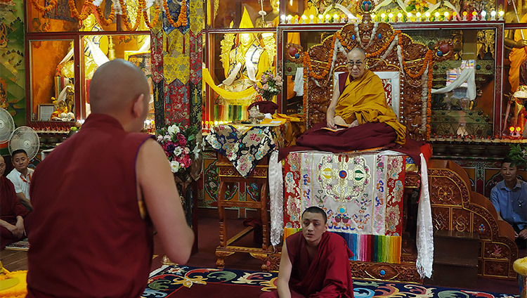 Chư Tăng tranh luận trước Thánh Đức Đạt Lai Lạt Ma trong chuyến viếng thăm Tu viện Ön Ngari ở Manali, HP, Ấn Độ vào 23 tháng 8, 2019. Ảnh của Jeremy Russell