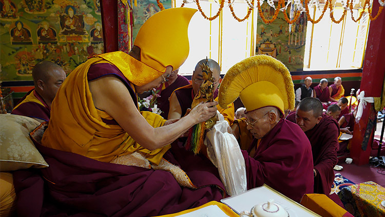 Viện trưởng Lobsang Samten thực hiện sự cúng dường truyền thống trong Lễ cúng dường thỉnh cầu trường thọ lên Thánh Đức Đạt Lai Lạt Ma trong chuyến viếng thăm Tu viện Ngari ở Manali, HP, Ấn Độ vào 23 tháng 8, 2019. Ảnh của Thượng Toạ Tenzin Jamphel