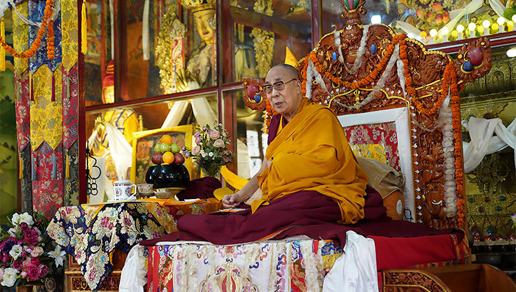 Thánh Đức Đạt Lai Lạt Ma phát biểu trước chư Tăng trong chuyến viếng thăm Tu viện Ön Ngari ở Manali, HP, Ấn Độ vào 23 tháng 8, 2019. Ảnh của Thượng Toạ Tenzin Jamphel