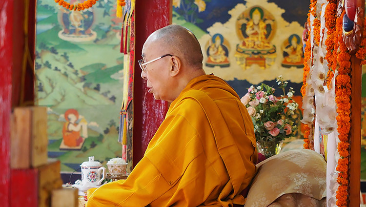 Thánh Đức Đạt Lai Lạt Ma phát biểu trước Chư Tăng trong chuyến viếng thăm Tu viện Ön Ngari ở Manali, HP, Ấn Độ vào 23 tháng 8, 2019. Ảnh của Thượng Toạ Tenzin Jamphel