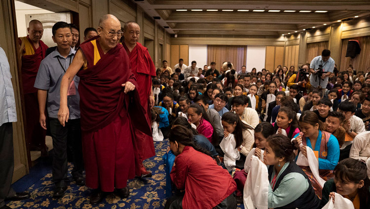 Thánh Đức Đạt Lai Lạt Ma trong cuộc gặp gỡ với những sinh viên Tây Tạng đang học tập và huấn luyện tại Mangaluru - tại khách sạn của Ngài ở Mangaluru, Karnataka, Ấn Độ vào ngày 30 tháng 8 năm 2019. Ảnh của Tenzin Choejor