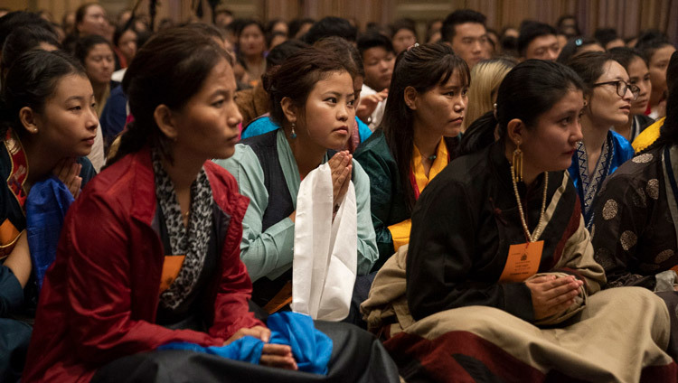 Các thành viên của khán giả lắng nghe Thánh Đức Đạt Lai Lạt Ma trong cuộc gặp gỡ của Ngài với các sinh viên Tây Tạng ở Mangaluru, Karnataka, Ấn Độ vào 30 tháng 8, 2019. Ảnh của Tenzin Choejor