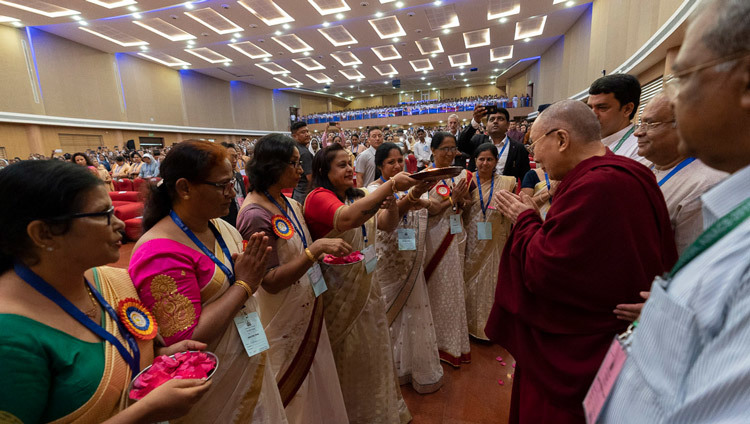 Thánh Đức Đạt Lai Lạt Ma nhận được sự cung nghinh theo truyền thống khi quang lâm đến Trung tâm Hội nghị Cha Muller để tham dự Hội nghị Quốc gia lần thứ 52 của Hiệp hội các trường Công giáo toàn Ấn Độ ở Mangaluru, Karnataka, Ấn Độ vào 30 tháng 8, 2019. Ảnh của Tenzin Choejor