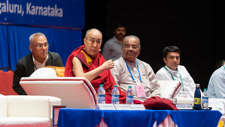 Thánh Đức Đạt Lai Lạt Ma phát biểu tại phiên họp buổi sáng của Hội nghị Quốc gia lần thứ 52 của Hiệp hội các trường Công giáo toàn Ấn Độ ở Mangaluru, Karnataka, Ấn Độ vào 30 tháng 8, 2019. Ảnh của Tenzin Choejor