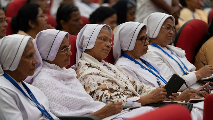 Các nữ tu trong số khán giả đang lắng nghe Thánh Đức Đạt Lai lạt Ma phát biểu tại phiên họp buổi sáng của Hội nghị Quốc gia lần thứ 52 của Hiệp hội các trường Công giáo toàn Ấn Độ ở Mangaluru, Karnataka, Ấn Độ vào 30 tháng 8, 2019. Ảnh của Tenzin Choejor