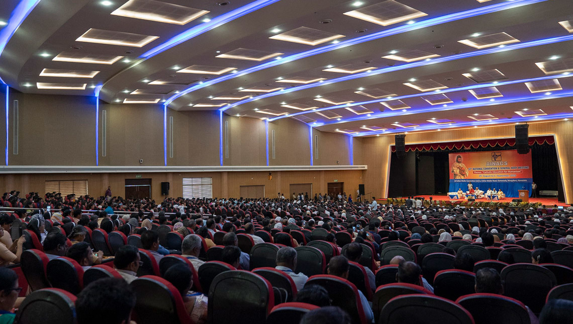 Quang cảnh hội trường tại Trung tâm Hội nghị Cha Muller khi Thánh Đức Đạt Lai Lạt Ma phát biểu tại Hội nghị Quốc gia lần thứ 52 của Hiệp hội các trường Công giáo toàn Ấn Độ ở Mangaluru, Karnataka, Ấn Độ vào 30 tháng 8, 2019. Ảnh của Tenzin Choejor