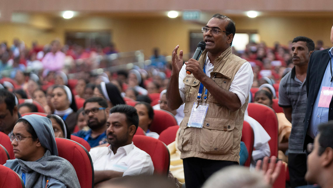 Một thành viên của khán giả hỏi Thánh Đức Đạt Lai Lạt Ma một câu hỏi trong buổi nói chuyện tại Hội nghị Quốc gia lần thứ 52 của Hiệp hội các trường Công giáo toàn Ấn Độ ở Mangaluru, Karnataka, Ấn Độ vào 30 tháng 8, 2019. Ảnh của Tenzin Choejor
