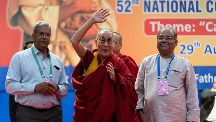 Thánh Đức Đạt Lai Lạt Ma vẫy tay chào khán giả khi kết thúc phiên họp buổi sáng của Hội nghị Quốc gia lần thứ 52 của Hiệp hội các trường Công giáo toàn Ấn Độ ở Mangaluru, Karnataka, Ấn Độ vào 30 tháng 8, 2019. Ảnh của Tenzin Choejor