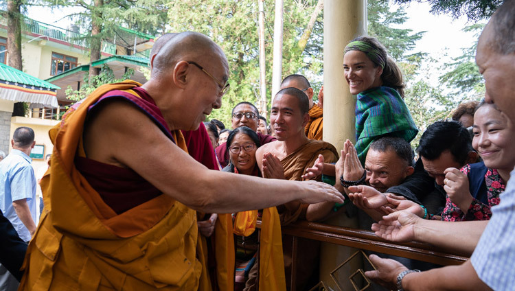 Thánh Đức Đạt Lai Lạt Ma chào đón các thành viên của đám đông khi Ngài quang lâm đến Chùa Chính của Tây Tạng cho ngày đầu tiên của Pháp Hội ở Dharamsala, HP, Ấn Độ vào 4 tháng 9, 2019. Ảnh của Tenzin Choejor
