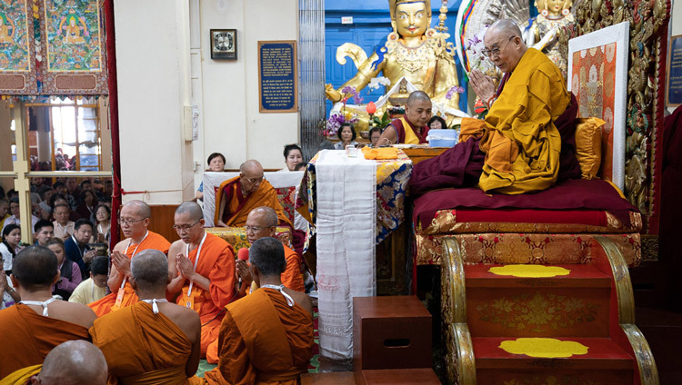 Chư Tăng Thái Lan tụng kinh kính lễ Đức Phật bằng tiếng Pali vào đầu ngày Pháp Hội đầu tiên của Thánh Đức Đạt Lai Lạt Ma tại Chùa Tây Tạng Chính ở Dharamsala, HP, Ấn Độ vào 4 tháng 9, 2019. Ảnh của Tenzin Choejor