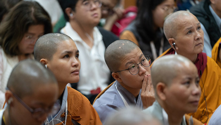 Các thành viên của khán giả châu Á ngồi bên trong Chánh Điện của Chùa chính Tây Tạng đang lắng nghe Thánh Đức Đạt Lai Lạt Ma thuyết giảng trong ngày đầu tiên của Pháp Hội tại Dharamsala, HP, Ấn Độ vào 4 tháng 9, 2019. Ảnh của Tenzin Choejor