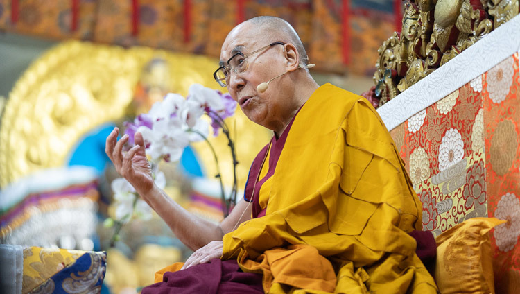 Thánh Đức Đạt Lai Lạt Ma nói chuyện với hội chúng trong ngày đầu tiên giảng dạy tại Chùa chính Tây Tạng ở Dharamsala, HP, Ấn Độ vào 4 tháng 9, 2019. Ảnh của Tenzin Choejo