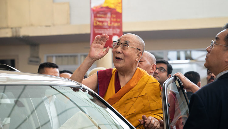 Thánh Đức Đạt Lai Lạt Ma vẫy chào đám đông khi Ngài chuẩn bị khởi hành về dinh thự của mình vào lúc kết thúc ngày Pháp Hội đầu tiên tại Chùa Tây Tạng chính ở Dharamsala, HP, Ấn Độ vào 4 tháng 9, 2019. Ảnh của Tenzin Choejor