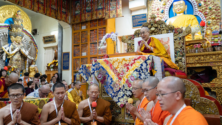 Chư Tăng Thái Lan tụng kinh ‘Hạnh Phúc’ bằng tiếng Pali vào đầu ngày thứ hai của Pháp Hội của Thánh Đức Đạt Lai Lạt Ma tại chùa Tây Tạng Chính ở Dharamsala, HP, Ấn Độ vào 5 tháng 9, 2019. Ảnh của Tenzin Choejor