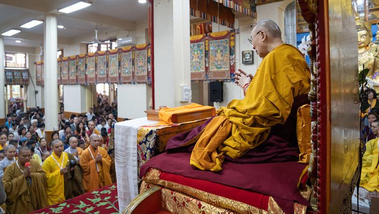 Thánh Đức Đạt lai Lạt Ma nhìn khi ‘Bát Nhã Tâm Kinh’ được tụng bằng tiếng Việt vào đầu ngày thứ hai của Pháp Hội tại Chùa chính Tây Tạng ở Dharamsala, HP, Ấn Độ vào 5 tháng 9, 2019. Ảnh của Tenzin Choejor