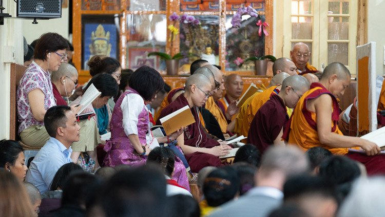 Các thành viên của khán giả đang theo dõi bản Kinh văn khi Thánh Đức Đạt Lai Lạt Ma đọc từ ‘Bồ Đề Tâm Luận’ của Ngài Long Thọ vào ngày thứ hai của Pháp Hội tại Chùa Tây Tạng Chính ở Dharamsala, HP, Ấn Độ vào 5 tháng 9, 2019. Ảnh của Tenzin Choejor