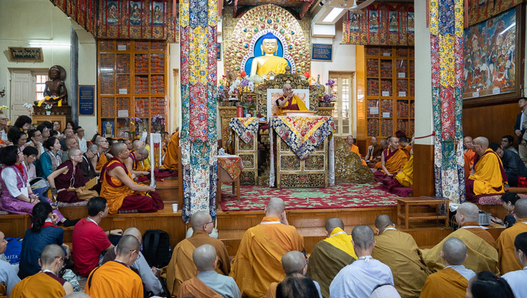 Quang cảnh bên trong Chùa Chính Tây Tạng vào ngày thứ hai của Pháp Hội của Thánh Đức Đạt Lai Lạt Ma thể theo sự thỉnh cầu của một nhóm Phật Tử châu Á tại Chùa Chính Tây Tạng ở Dharamsala, HP, Ấn Độ vào 5 tháng 9, 2019. Ảnh của Tenzin Choejor