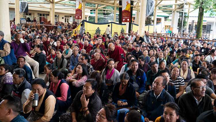 Các thành viên của đám đông ngồi trong sân của Chùa Chính Tây Tạng đang xem Thánh Đức Đạt Lai Lạt Ma nói chuyện vào ngày thứ hai của Pháp Hội của Ngài ở Dharamsala, HP, Ấn Độ vào 5 tháng 9, 2019. Ảnh của Matteo Passigato
