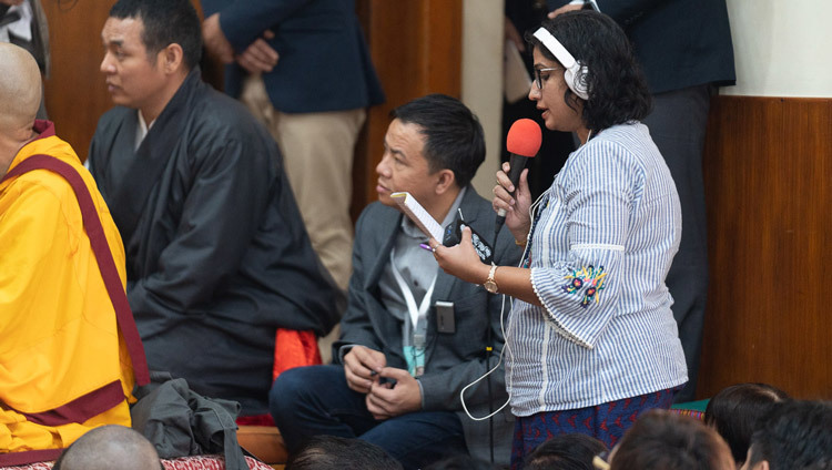 Một thành viên của khán giả hỏi Thánh Đức Đạt Lai Lạt Ma một câu hỏi vào ngày thứ hai của Pháp Hội tại Chùa Chính Tây Tạng ở Dharamsala, HP, Ấn Độ vào 5 tháng 9, 2019. Ảnh của Tenzin Choejor