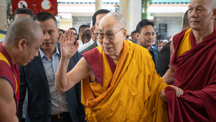 Thánh Đức Đạt Lai Lạt Ma vẫy chào đám đông khi Ngài quang lâm đến Chùa Tây Tạng Chính vào ngày thứ ba của Pháp Hội thể theo sự thỉnh cầu của các nhóm Phật Tử Châu Á tại Dharamsala, HP, Ấn Độ vào 6 tháng 9, 2019. Ảnh của Matteo Passigato