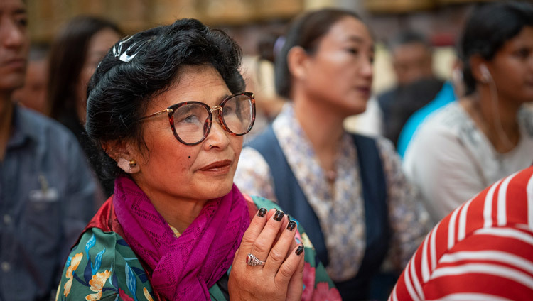 Các thành viên của khán giả lắng nghe Thánh Đức Đạt Lai Lạt Ma vào ngày thứ ba của Pháp Hội tại Chùa Tây Tạng Chính ở Dharamsala, HP, Ấn Độ vào 6 tháng 9, 2019. Ảnh của Matteo Passigato