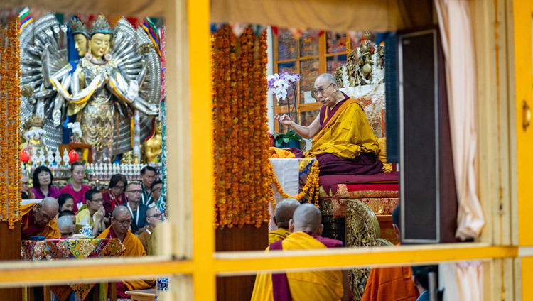 Thánh Đức Đạt Lai Lạt Ma thuyết giảng cho Hội chúng vào ngày thứ ba của Pháp Hội thể theo sự thỉnh cầu của nhóm Phật Tử châu Á tại Chùa chính Tây Tạng ở Dharamsala, HP, Ấn Độ vào 6 tháng 9, 2019. Ảnh của Matteo Passigato