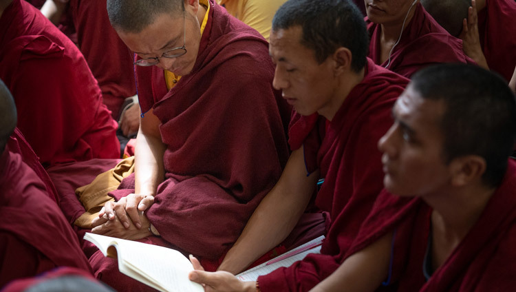 Chư Tăng dõi theo bản văn trong ngày thứ ba của Pháp Hội của Thánh Đức Đạt Lai Lạt Ma tại Chùa Chính Tây Tạng ở Dharamsala, HP, Ấn Độ vào 6 tháng 9, 2019. Ảnh của Matteo Passigato